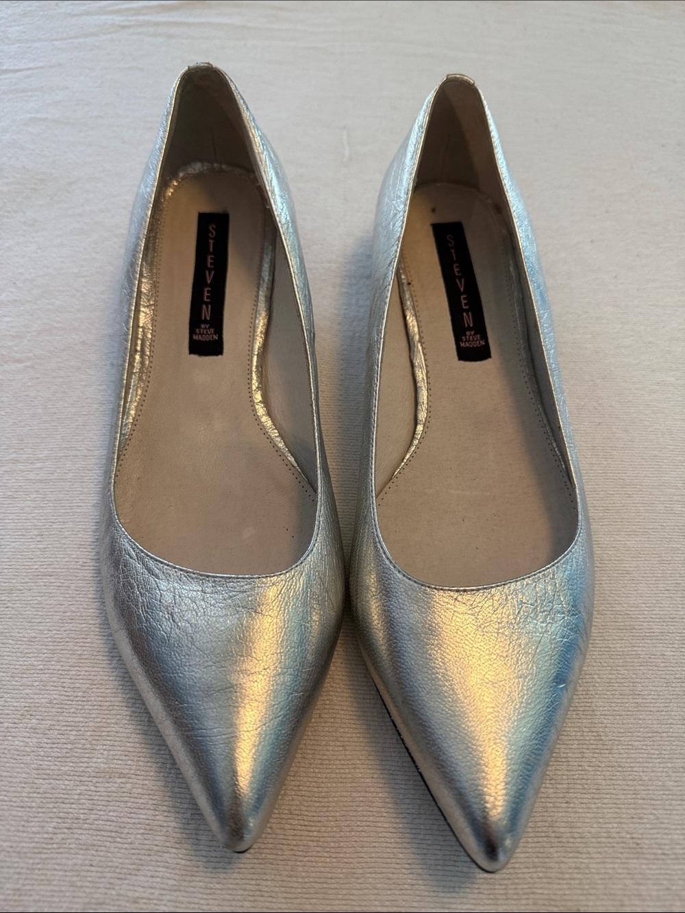 Steve Madden Silver Crinkle-Effect Leather Pointed-Toe Kitten Heel Pumps Sz 8.5